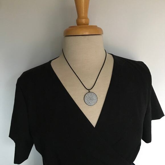 Gunmetal and rhinestone circle/shield pendant necklace - Picture 4 of 9